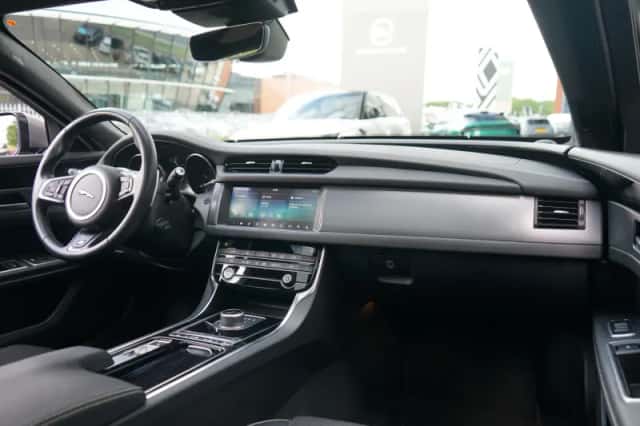 Jaguar XF Sportbrake (2019) thumbnail 3