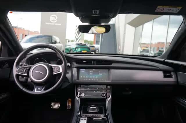 Jaguar XF Sportbrake (2019) thumbnail 4