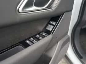 Land Rover Range Rover Velar (2026) thumbnail 15