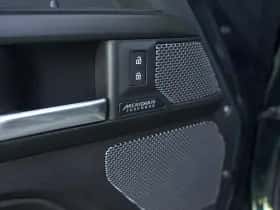 Land Rover Defender (2023) thumbnail 12