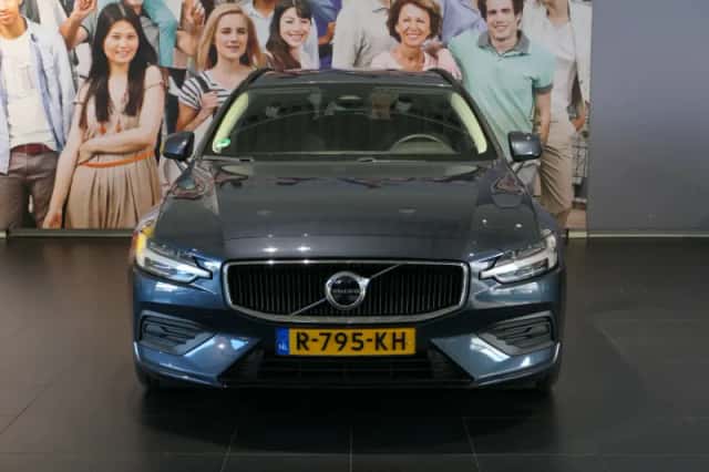 Volvo V60 (2022) thumbnail 2