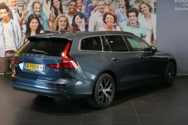 Volvo V60 (2022) thumbnail 3