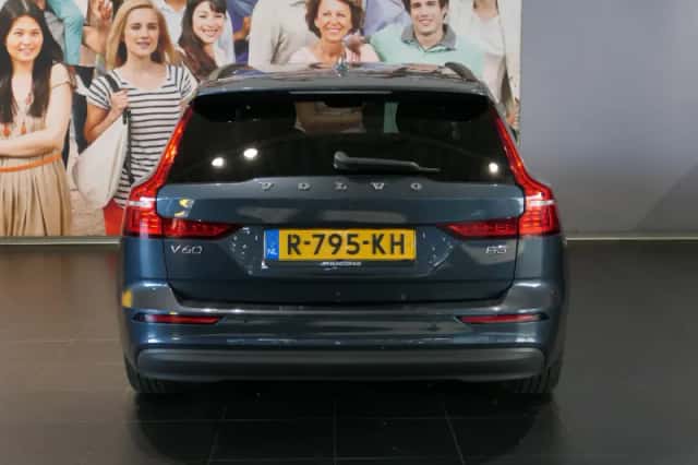 Volvo V60 (2022) thumbnail 4