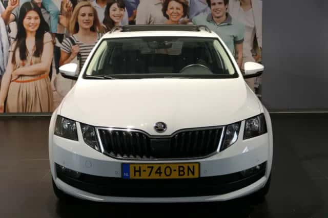 Škoda Octavia (2019) thumbnail 2