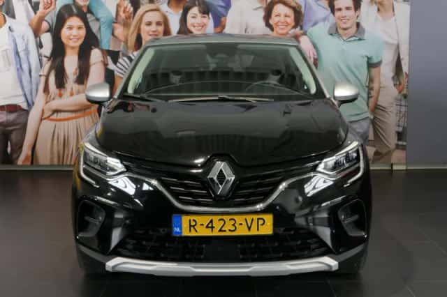 Renault Captur (2022) thumbnail 2