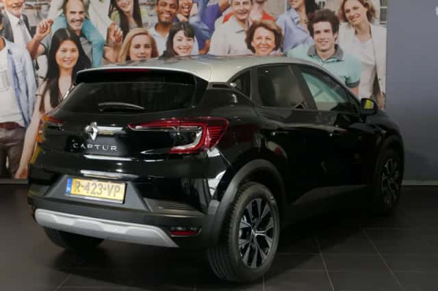 Renault Captur (2022) thumbnail 3