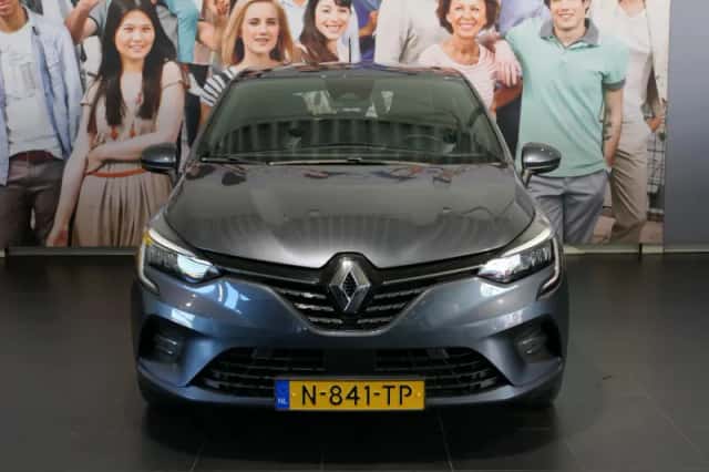 Renault Clio (2022) thumbnail 2