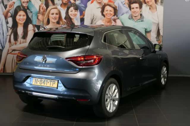 Renault Clio (2022) thumbnail 3