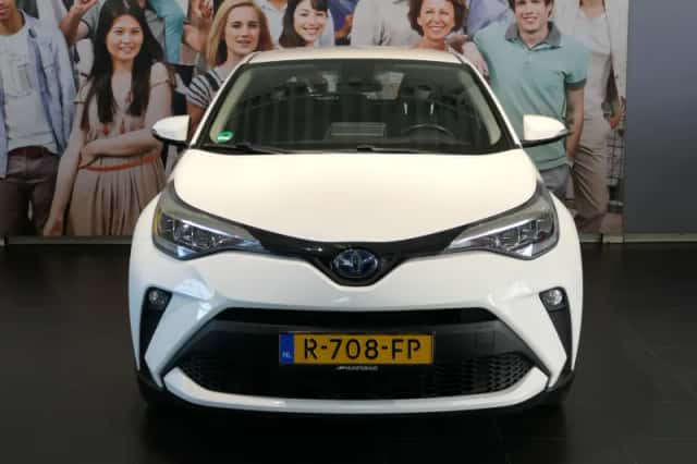 Toyota C-HR (2022) thumbnail 2