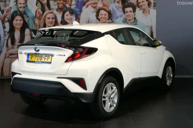 Toyota C-HR (2022) thumbnail 3