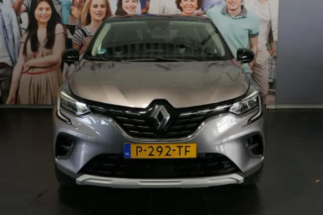 Renault Captur (2022) thumbnail 2