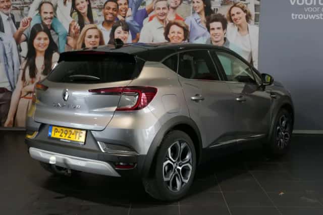 Renault Captur (2022) thumbnail 3