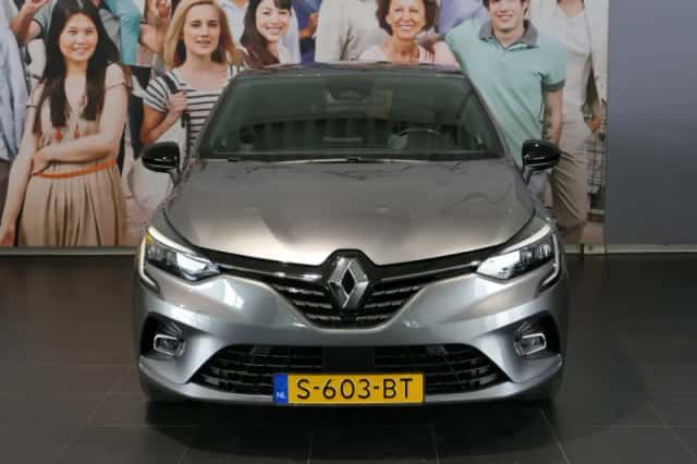Renault Clio (2022) thumbnail 2