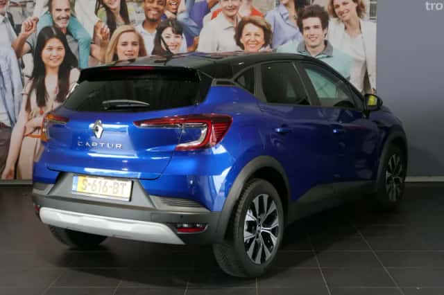 Renault Captur (2022) thumbnail 3