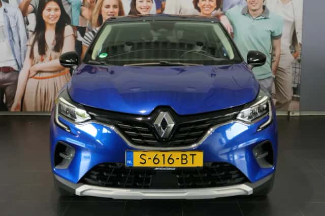 Renault Captur (2022) thumbnail 2