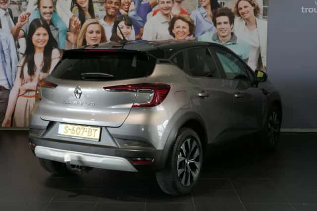 Renault Captur (2022) thumbnail 3
