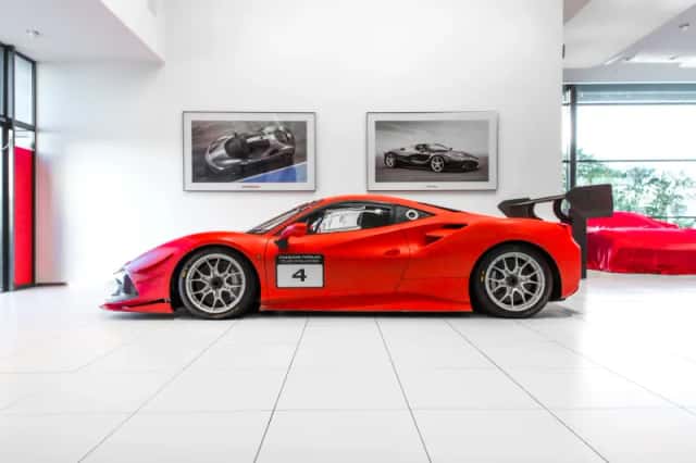 Ferrari 488 (2018) thumbnail 2
