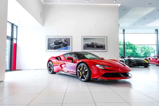 Ferrari SF90 Stradale (2024) thumbnail 1