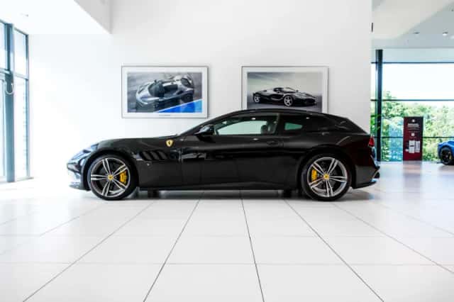 Ferrari GTC4Lusso (2017) thumbnail 1