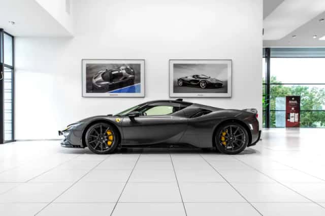 Ferrari SF90 Stradale (2022) thumbnail 1