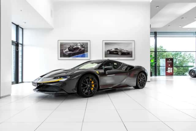 Ferrari SF90 Stradale (2022) thumbnail 2
