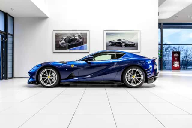 Ferrari 812 Competizione (2022) thumbnail 1