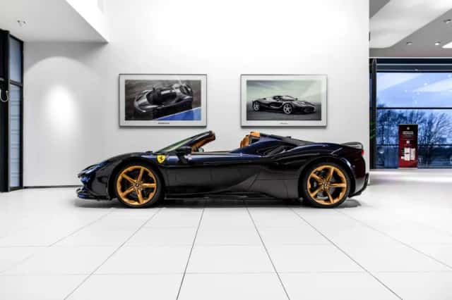 Ferrari SF90 Spider (2025) thumbnail 1