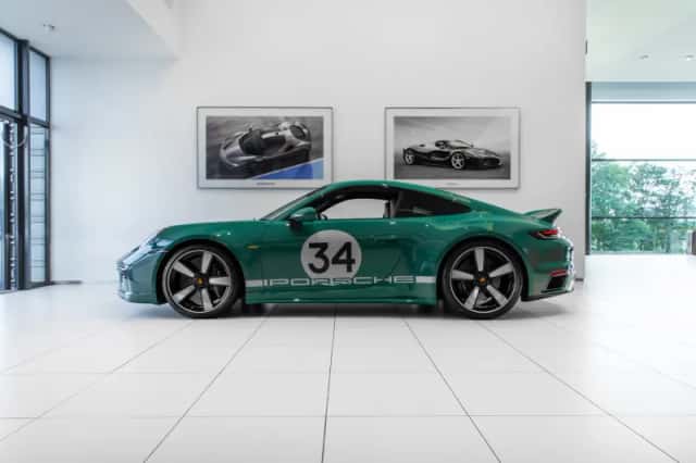Porsche 911 (2023) thumbnail 2