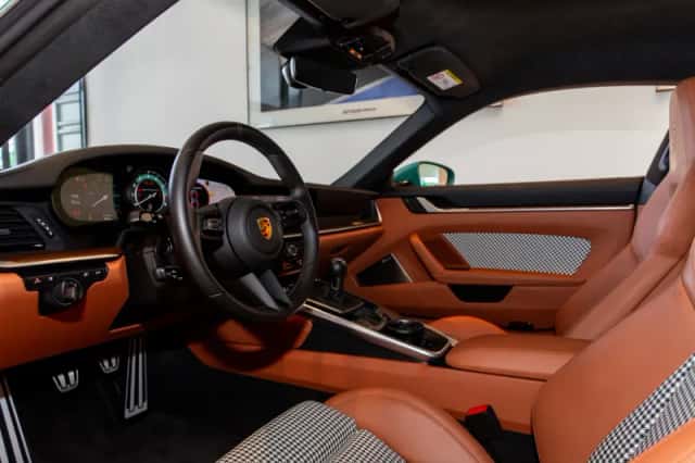 Porsche 911 (2023) thumbnail 5