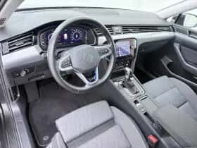 Volkswagen Passat (2022) thumbnail 4