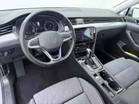 Volkswagen Passat (2022) thumbnail 4