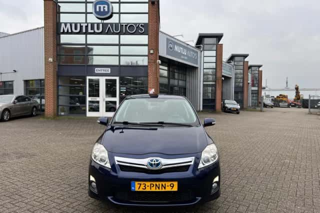 Toyota Auris (2011) thumbnail 3