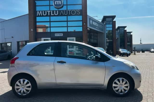 Toyota Yaris (2009) thumbnail 3