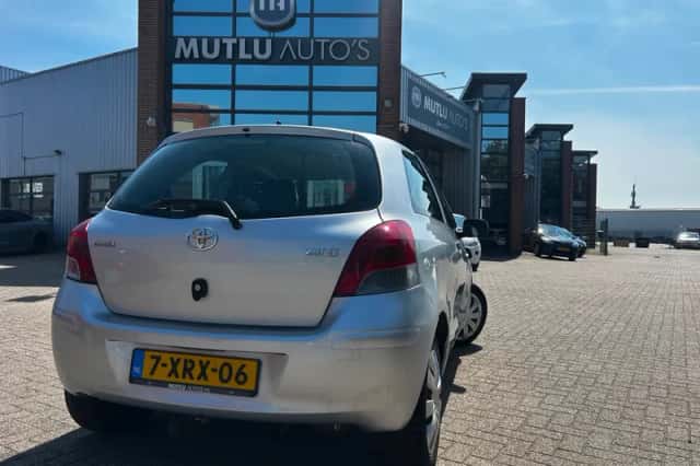 Toyota Yaris (2009) thumbnail 5