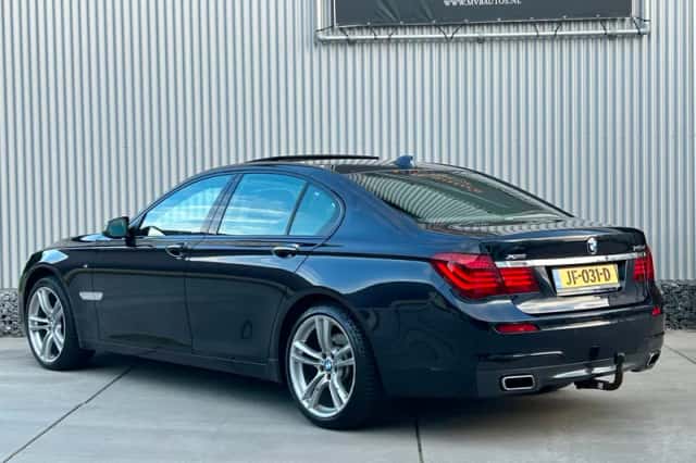 BMW 7-Serie (2015) thumbnail 3