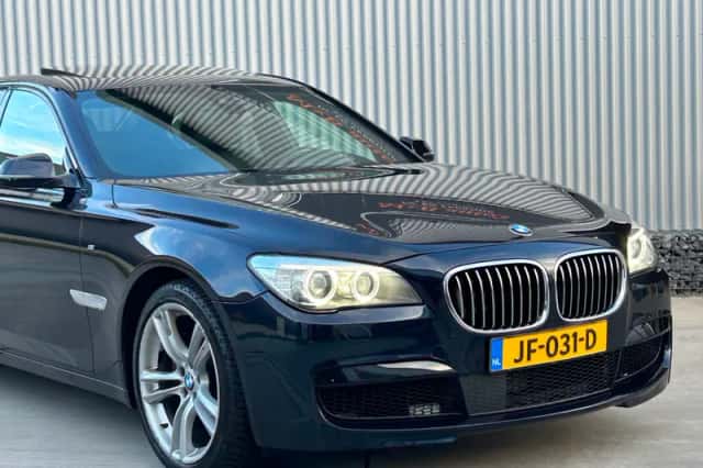 BMW 7-Serie (2015) thumbnail 5