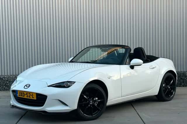 Mazda MX-5 (2016) thumbnail 2