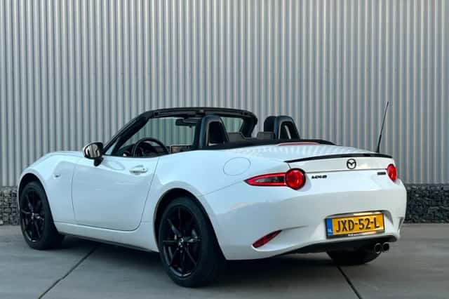 Mazda MX-5 (2016) thumbnail 3