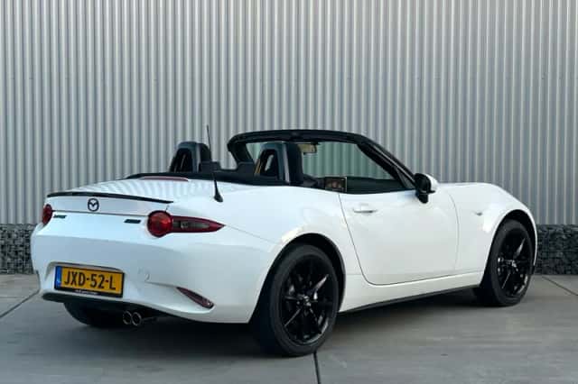Mazda MX-5 (2016) thumbnail 4