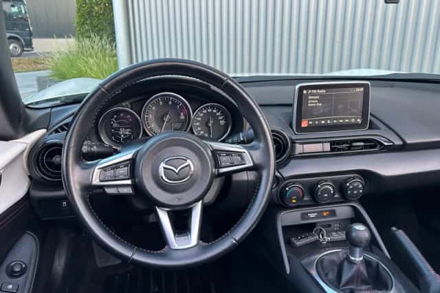 Mazda MX-5 (2016) thumbnail 5