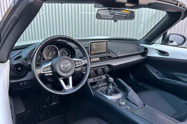 Mazda MX-5 (2016) thumbnail 6