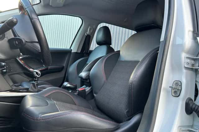 Peugeot 2008 (2016) thumbnail 6