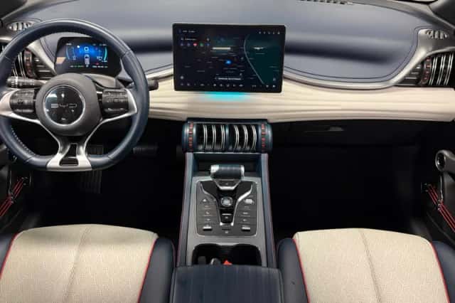 BYD Atto 3 (2023) thumbnail 3