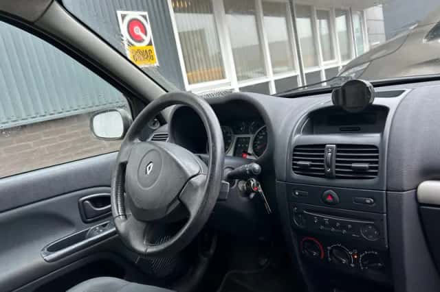 Renault Clio (2003) thumbnail 9