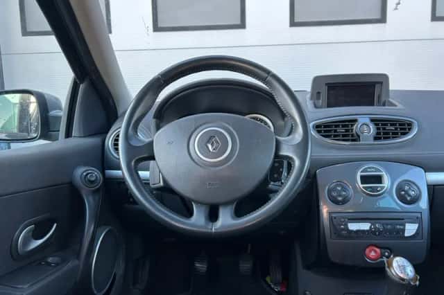 Renault Clio (2010) thumbnail 10