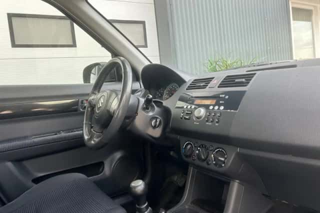 Suzuki Swift (2008) thumbnail 7