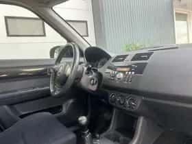 Suzuki Swift (2008) thumbnail 7