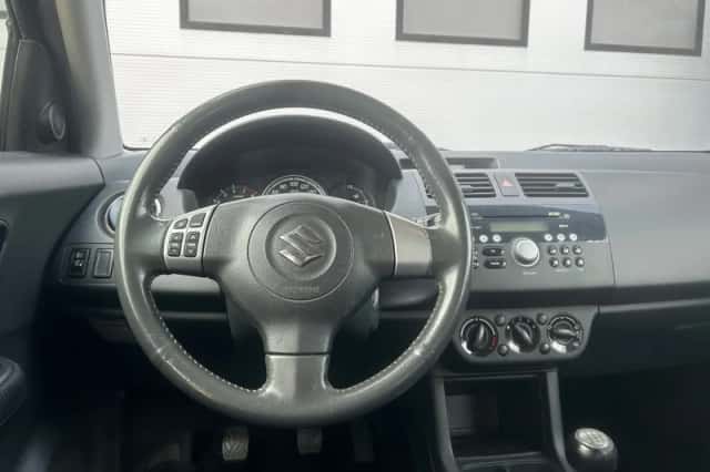 Suzuki Swift (2008) thumbnail 10
