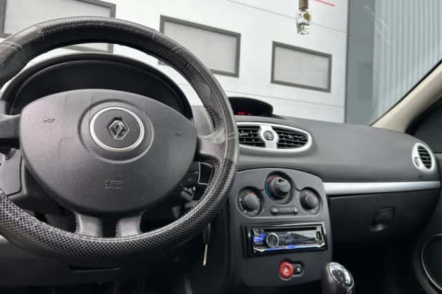 Renault Clio (2009) thumbnail 10