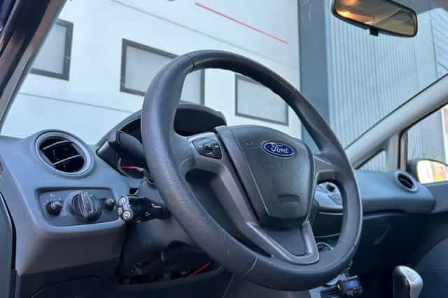 Ford Fiesta (2010) thumbnail 11